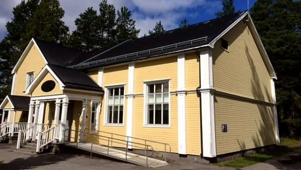 Några av åtgärderna som genomförts är bland annat fjärrvärmekonvertering, nedsäkring, snålspolande tappvattenarmatur, installation av ventilationsaggregat, fönsterbyte och byte till ledbelysningsarmaturer.