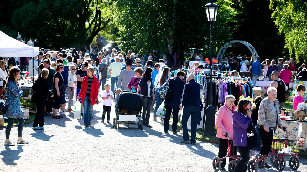 Det blir loppis i Badhusparken i sommar, men knappast sådan här trängsel med tanke på pandemin. (Arkivbild)