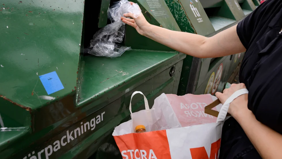 Det är inte bara folk som stoppar i saker i containrarna hos  förpackningsinsamlingen. Stölder inträffar också.