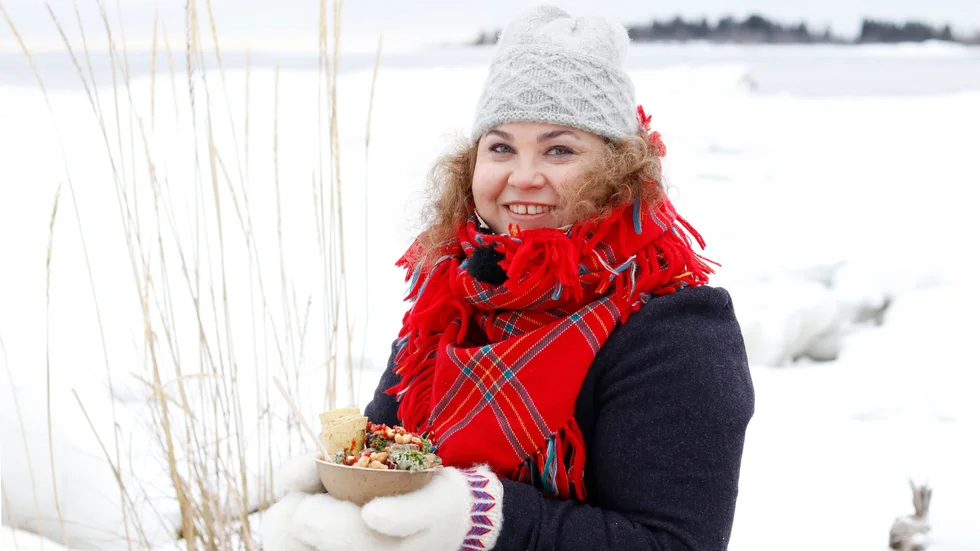 Susanne Jonsson, känd tv-kock från Go'kväll, kommer att vara programledare för det samiska matprogrammet Áhkkus mat. Det kommer att sändas i SVT:s barnkanal under senhösten 2021.