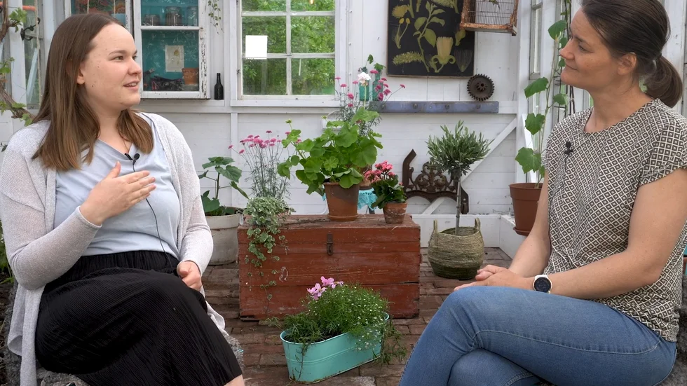 Sara Wengelin i samtal med Linnea Sennehed i det växthus där Pingstkyrkan sänder några av sina gudstjänster i från. 