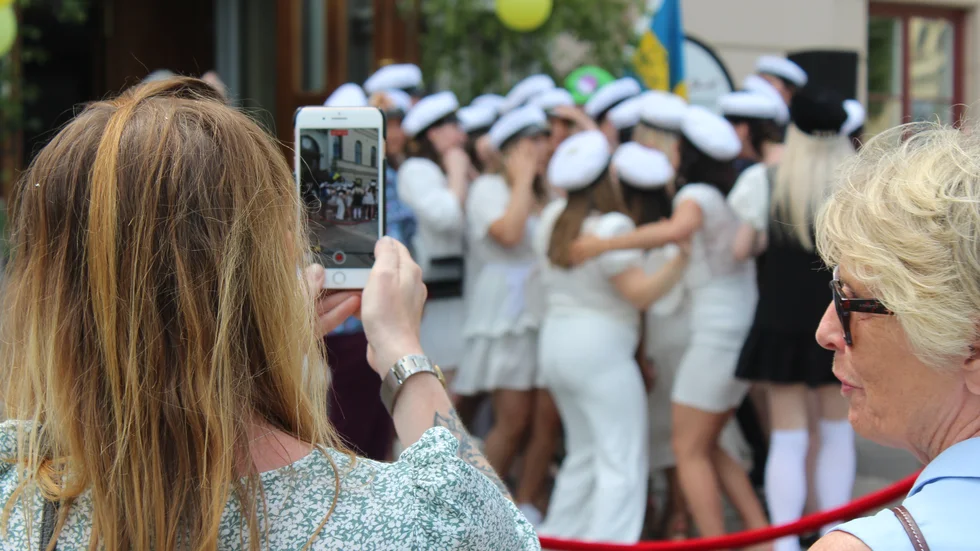 Studenternas stora stund förevigades av anhöriga utanför De Geer-gymnasiet.