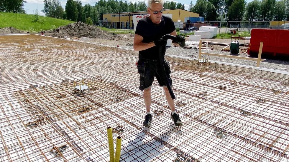 Här håller Ulf Wallin från Uffe El på och drar rör vid ett nybygge i Tierps företagspark.