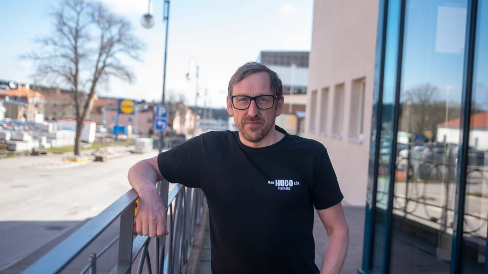 Patrik Persson, delägare Hugo Finspång, känner glädje över att få förlänga öppettiderna.