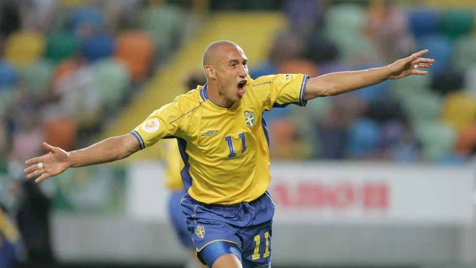 Henrik Larsson jublar efter sitt mål till 2–0 mot Bulgarien i EM-öppningen i Portugal 2004.