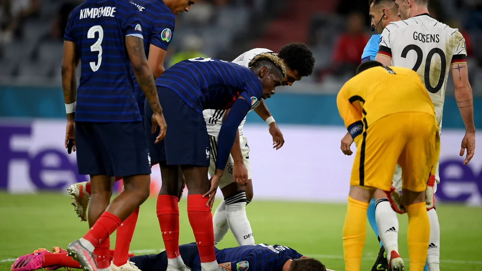 Frankrikes Benjamin Pavard knockades i luftduellen med tyske Robin Gosens.