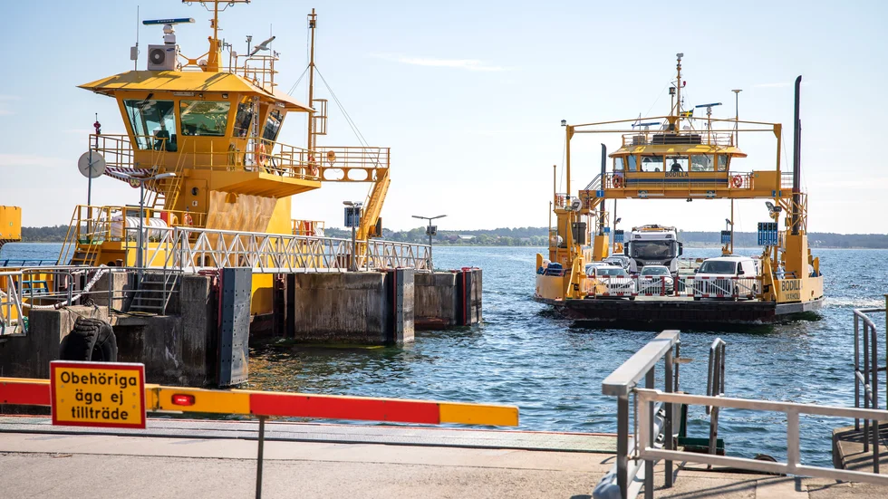 Fåröfärjan Bodilla på väg in till Fårösunds färjeläge, en soligare dag under sommaren. 