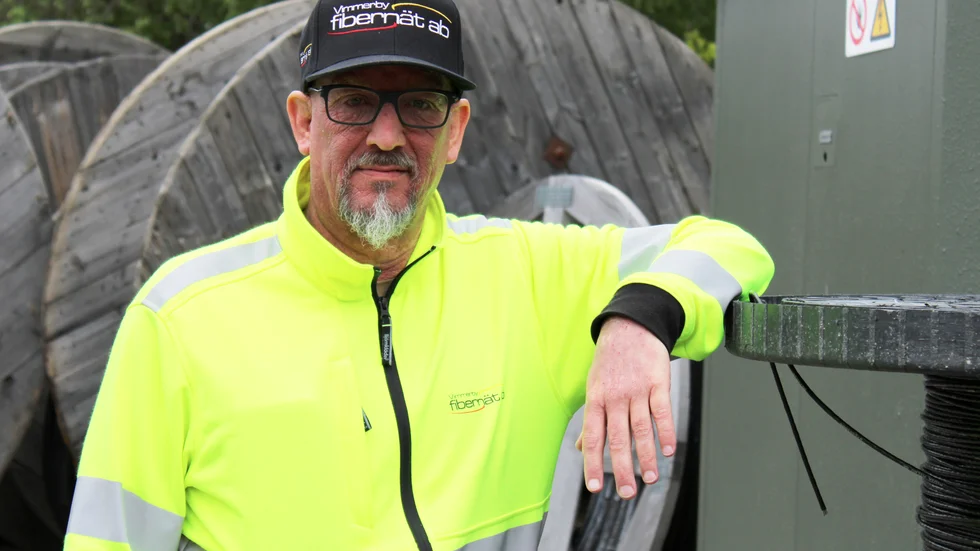 Christer Sjöstedt, VD på Vimmerby Fibernät AB, säger att de inte har några planer på att utmana jätten Telia om kunderna.