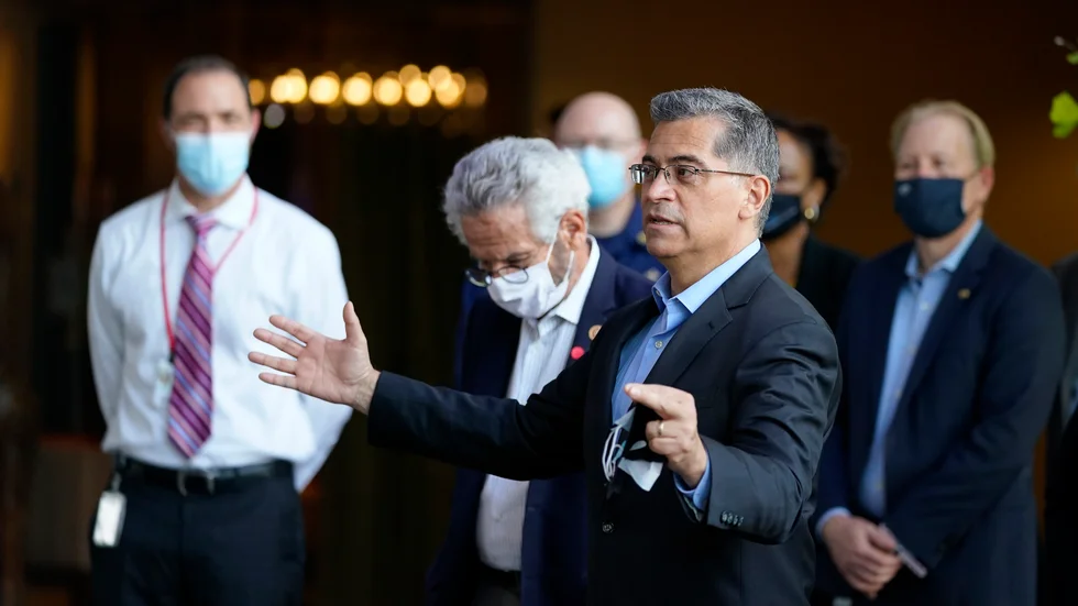 USA:s hälsominister Xavier Becerra driver på för att grundligare utreda hur coronaviruset ursprungligen spreds. Arkivbild.