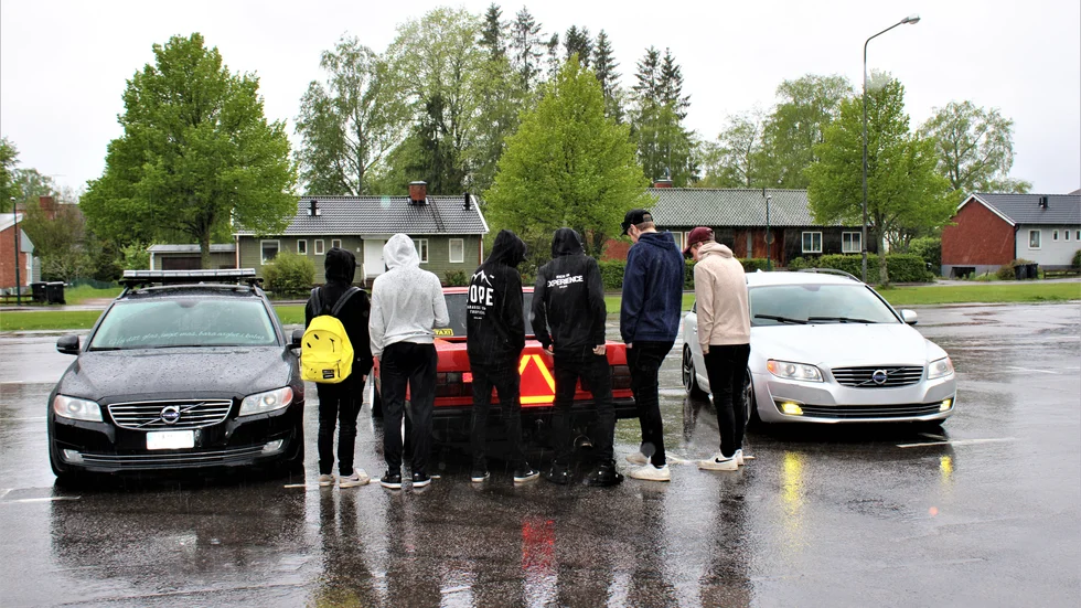 "Det är oftast de som kör värst som slipper undan och sedan är det de som tar det lugnt som får skit, vi blir smutskastade. Nu är det inte lika mycket epor som åker och sladdar sedan man gjorde om reglerna – det blir mer att man åker lagligt. Det är mest de äldre som kör fort", säger Isak Knutsson.