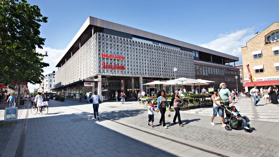 Tårtpappersfasaden på Åhlénshuset är exempel på arkitektur som hade varit önskvärd att bevara.