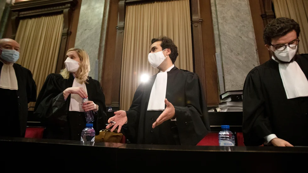 EU-kommissionens advokater Alain Foriers, Fanny Laune, Rafael Jafferali och Charles Edouard Lambert på väg in till onsdagens domstolsförhandlingar i Bryssel om Astra Zenecas leveranser av covid-19-vaccin.