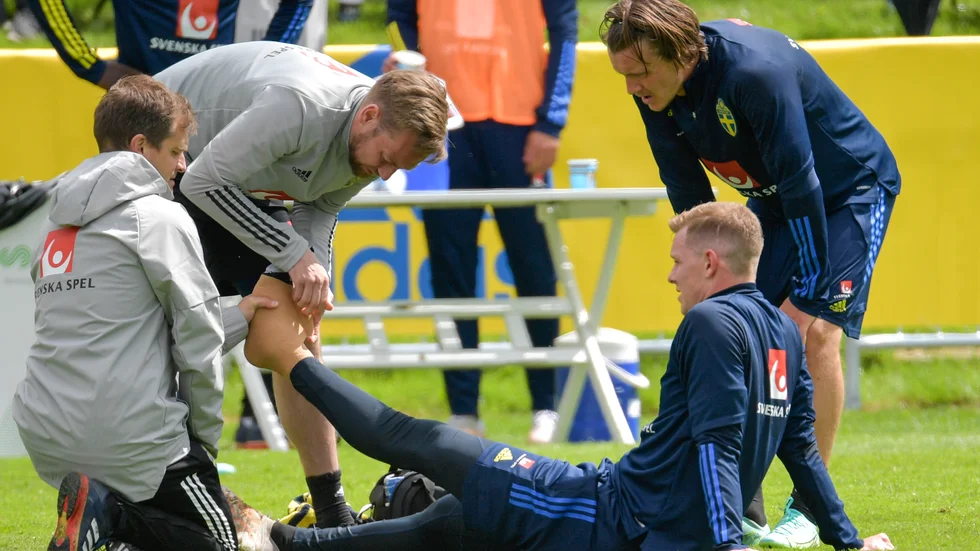 Newcastlebacken Emil Krafth stukade foten på onsdagens träning i Båstad.