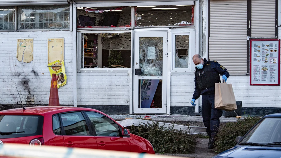 Kriminaltekniker undersöker platsen där en sprängladdning har detonerat nära en livsmedelsbutik på Munkhättegatan i Malmö den 23 maj. Arkivbild.