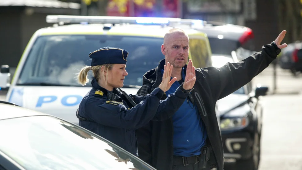 Polisen söker fortfarande en av de misstänkta rånarna som lyckades fly efter att polisen rammat flyktbilen i Enköping.