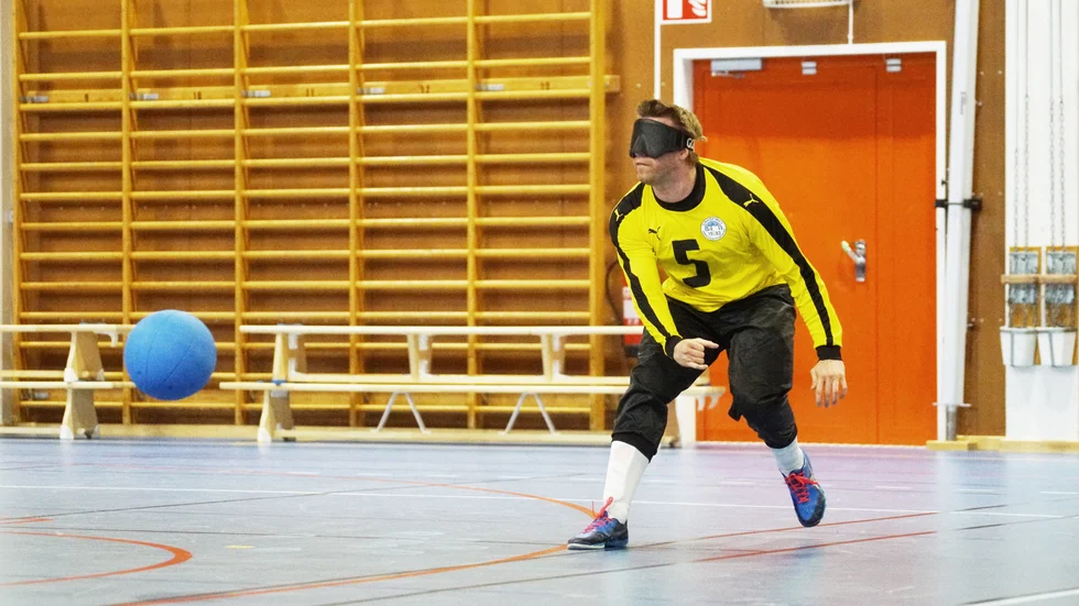 Johan Pettersson kastar i väg en blå goalball i Tokarpsskolans idrottshall. "Det har varit mentalt påfrestande många gånger att en sen onsdagskväll i november åka ut hit själv", säger han. 