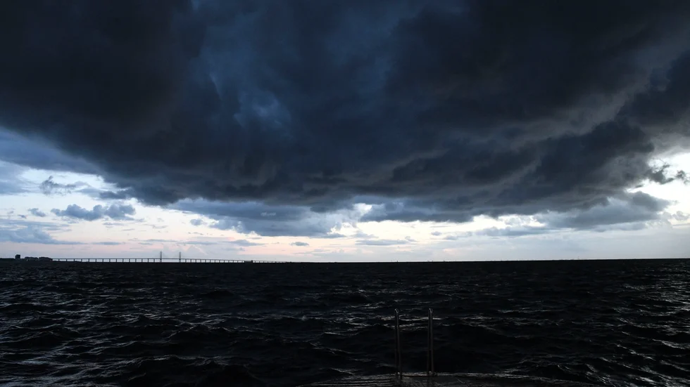 Mörka moln drar in över Europa enligt skribenten.