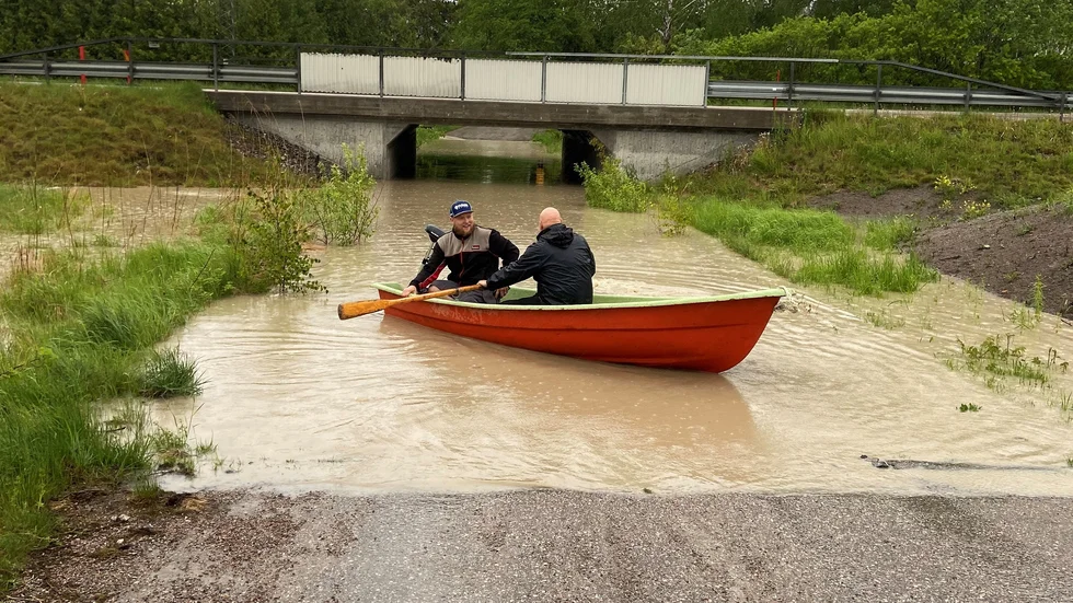 Dennis Sevelin och Adam Heed åkte båt under riksväg 56 i Kvicksund på onsdagskvällen. "Man får passa på att göra roliga saker när man kan."
