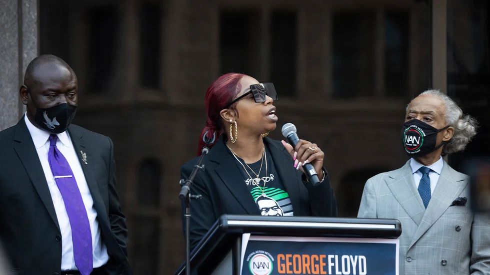 Bridgett Floyd, syster till mördade George Floyd, under manifestationen i Minneapolis i söndags.