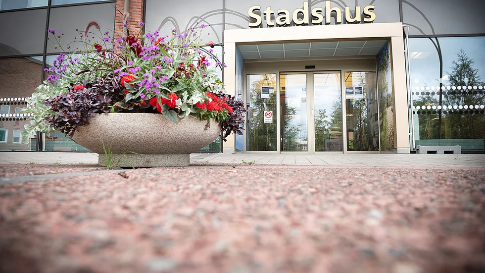 Skribenten vill att besparingarna sker i stadshuset och inte i skolan.