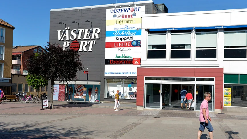 Galleria Västerport. Västervikspolisen har den senaste tiden fått in flera tips om att ungdomar vistats på gallerians tak. 
