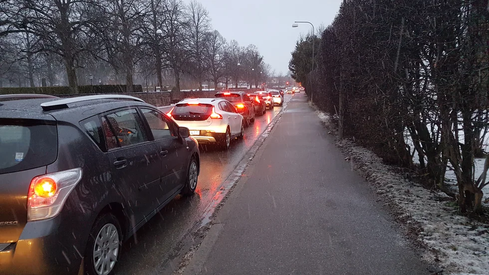 Köandet på Kaserngatan fortsätter dag efter dag, skriver insändarskribenten.