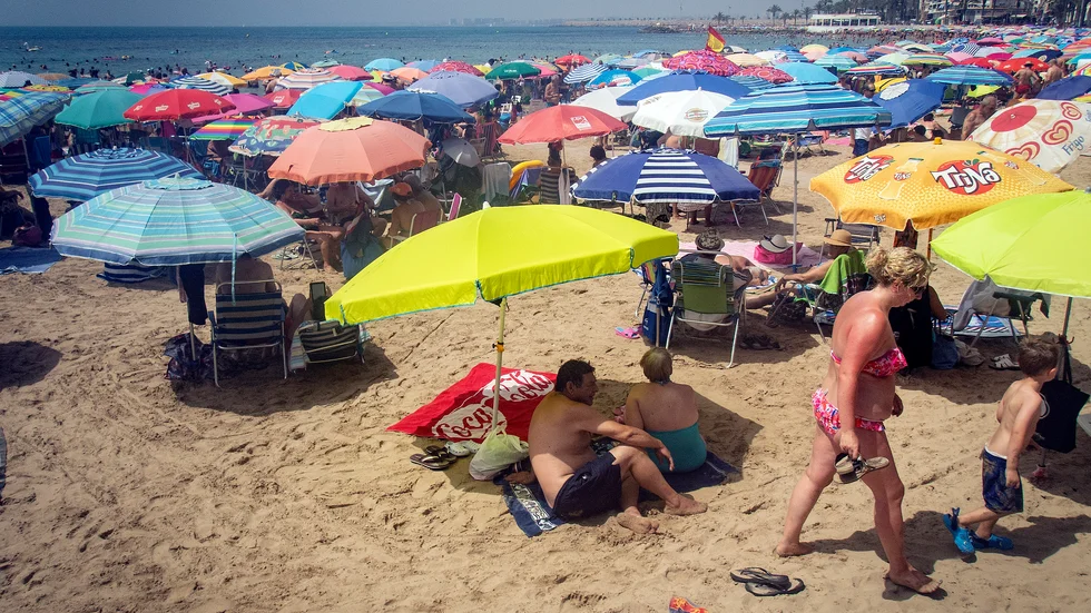 Kommer vi att kunna resa i sommar? Här en fullsatt på strand i spanska Torrevieja. Arkivbild.