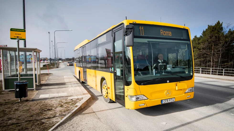 "Det skulle vara värt att överväga att antingen ha mindre bussar som går oftare, eller bussar med förvaringsutrymmen där man kan lägga väskorna", skriver insändarskribenten.