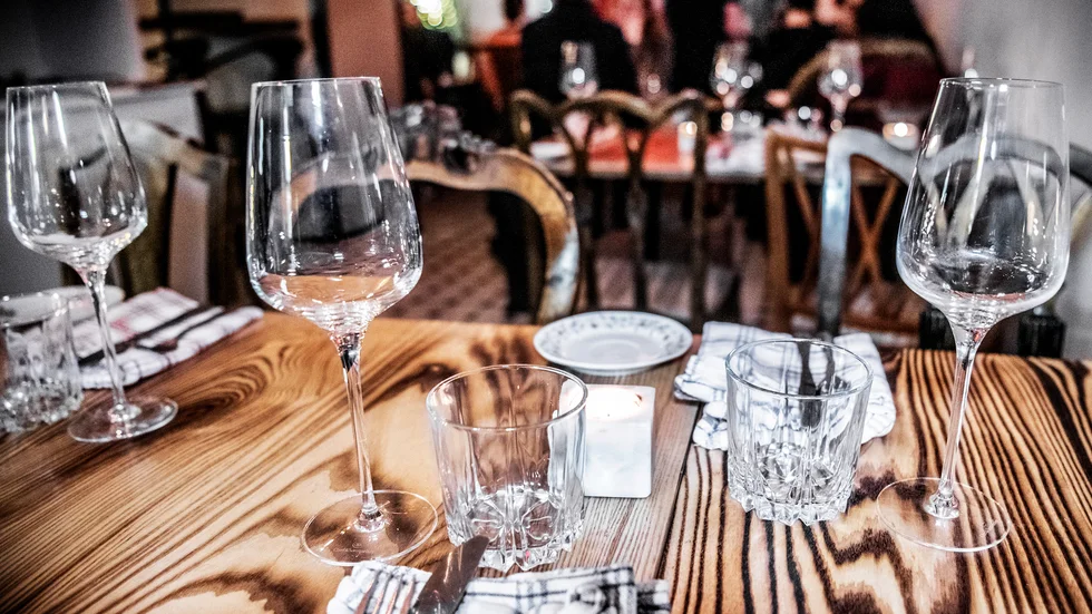 Mannen misshandlade och hotade restaurangpersonal efter att de försökt hindra honom från att stjäla en ginflaska värd cirka 300 kronor. 
