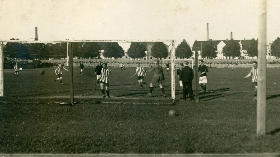 IK Sleipner besegrade AIK med 5-1 i SM-kvartfinalen på Idrottparken 1920. Fotot ur IFK Norrköpings arkiv, Norrköpings stadsarkiv.