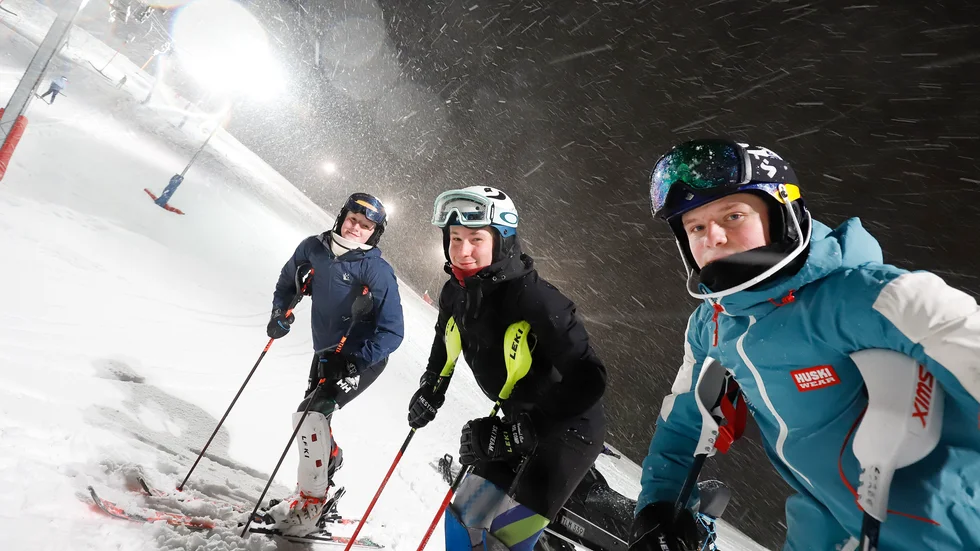 Skidgymnasisterna Lovisa Sandberg, Timmy Johansson och André Sorbe passar på att träna i "hemmabacken" under sportlovet.