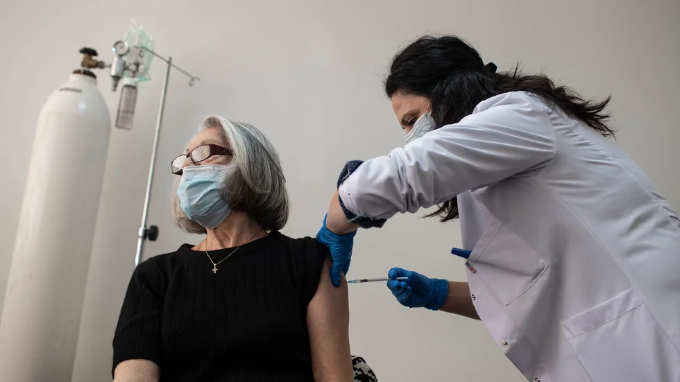 Vaccinering mot covid-19 i Piraeus utanför Aten i Grekland. Arkivfoto.