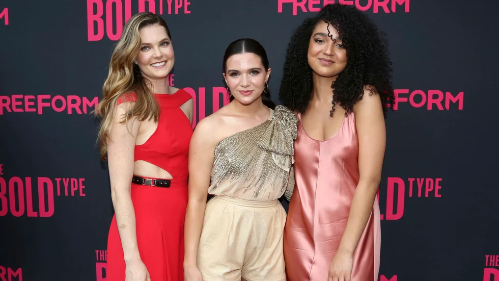 Meghann Fahy, Katie Stevens och Aisha Dee spelar huvudrollerna som Sutton, Jane och Kat i feelgoodserien "'The Bold type". Serien handlar om tre unga kvinnor som jobbar på en tidning i New York.