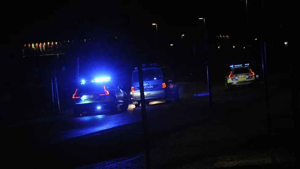 Polisen skadades vid insatsen av glassplitter som flög i lokalen.