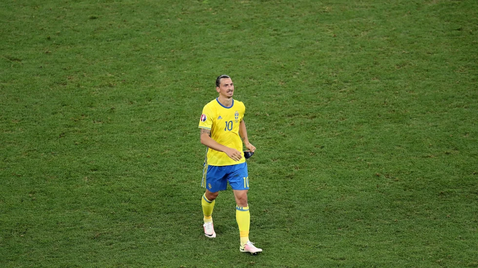 På väg ut från landslaget. Zlatan Ibrahimovic lämnar planen efter EM-förlusten 2016. I dag ges besked om han gör comeback. Arkivbild.
