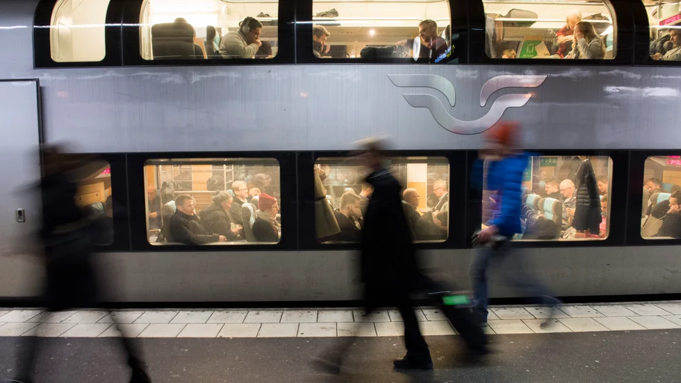Pendlare på ett av SJ:s regionaltåg. Kommunpolitiker i flera stora städer oroas av beskedet att Mälardalstågen ska sluta gå. Arkivbild.