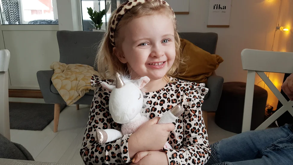 Korsträsktjejen Leah Berglund, 4 år, fick spela den yngsta rollen i tv-serien Jägarna säsong 2, som Erik Bäckströms (Rolf Lassgård) barnbarn Leah. "Jag fick sitta på farfars axlar", säger hon.
