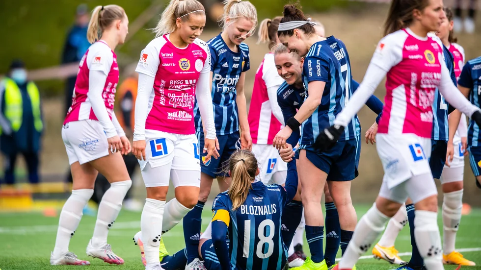 Djurgården jublar efter 3-0 målet i cupmatchen mot Uppsala. Deppiga Uppsalaspelare hade lättare att hålla sig för skratt. 
