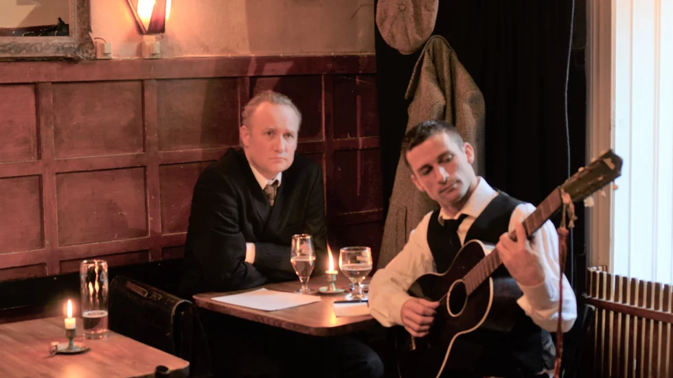 Så här kunde det sett ut på krogarna i 30-talets Klarakvarter. Bilden dock från nutid, Kalle Källman med gitarren, Daniel Scherp mitt emot. De skulle turnera med en föreställning om kvarterets bohemer, i coronatid blir det för tillfället ett album på strömningstjänster.