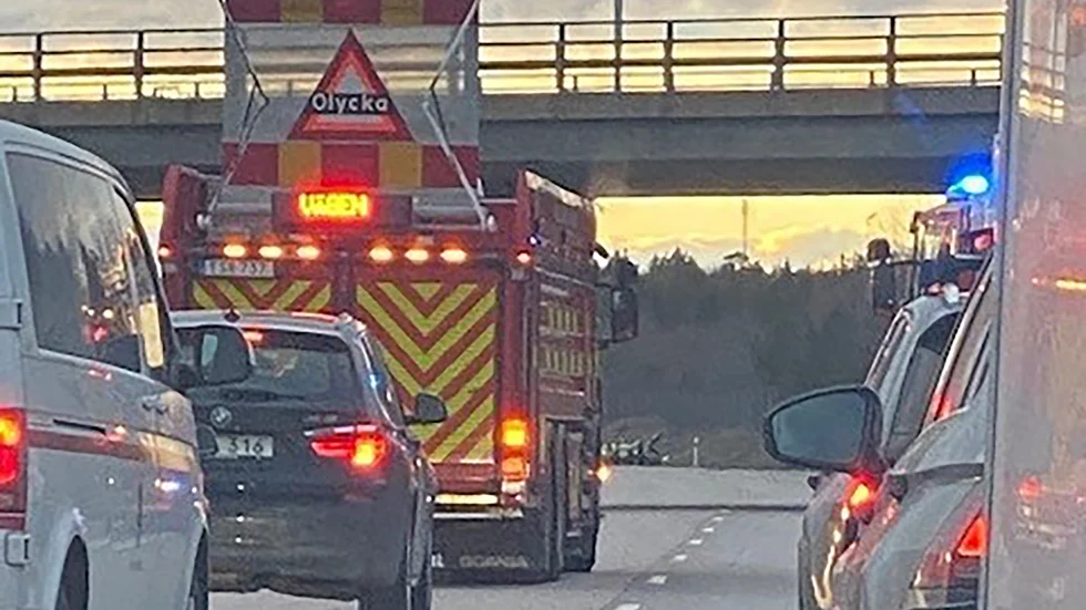 En trafikolycka har inträffat på E20, två körfält är avstängda under räddningsarbetet.