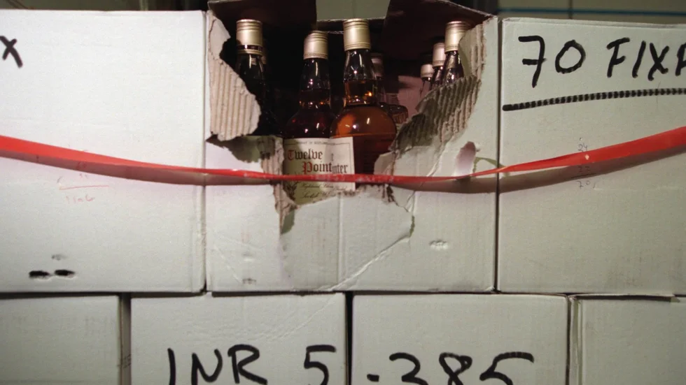 En polisman bötfälls efter att ha tagit in 117 liter alkohol och 160 cigaretter i Sverige från en Ålandsfärja utan att deklarera. Arkivbild.