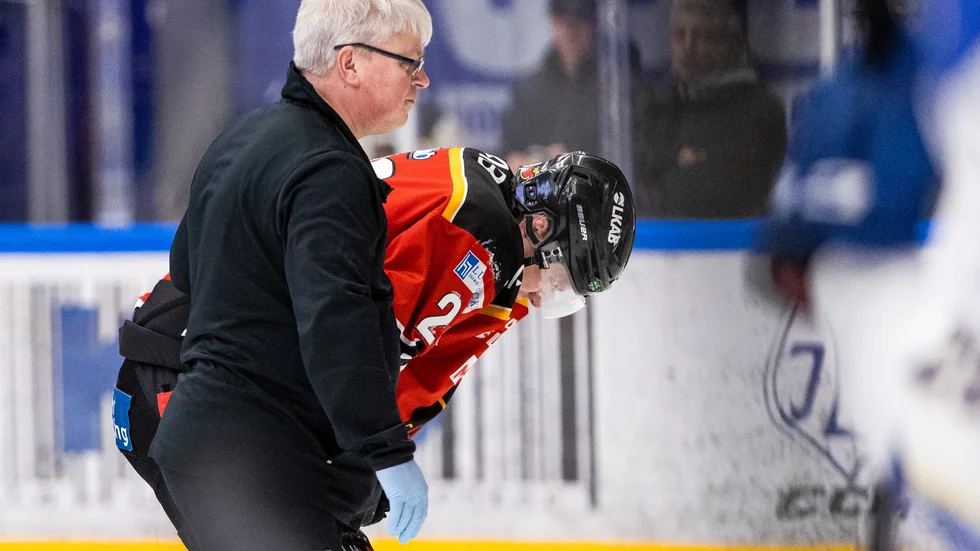 Erik Gustafsson tvingades kliva av i den andra perioden efter att ha fått en knätackling.
