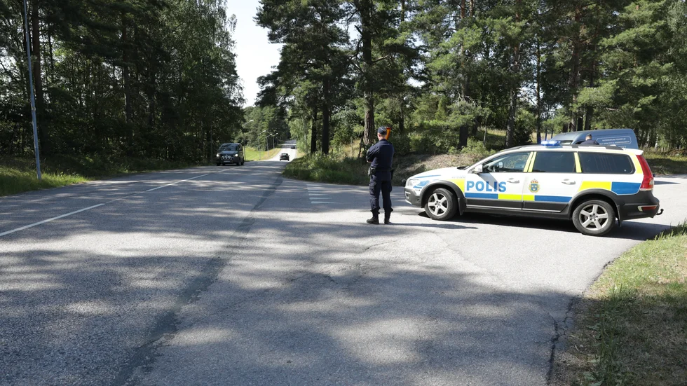 Två fångar har tagit personal som gisslan på Hällbyfängelset. Polisen har spärrat av vägar i området.