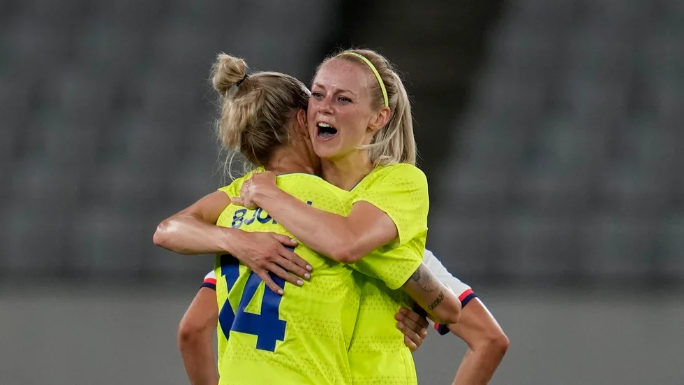 Nathalie Björn och Amanda Ilestedt jublar efter slutsignalen mot USA.