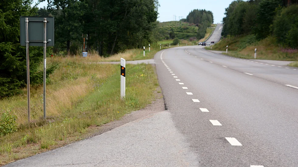 Här har det blivit vanligt med skräp som pappersavfall och använda blöjor sen parkeringen och rastplatsen några hundra meter söderut upp i backen togs bort för snart ett år sen, skriver en medborgare till Vimmerby kommun. 
