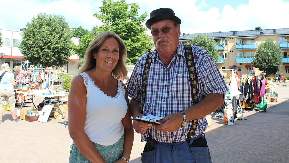 Anette Karlsson och Sven-Gunnar Edström var båda glada och nöjda över uppslutningen till torsdagens Byloppis i Gamleby. "Det märks att folk har saknat sånt här", säger Edström.
