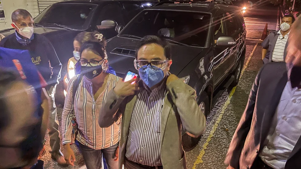 Antikorruptionsåklagaren Juan Francisco Sandoval (mitten) korsar gränsen till El Salvador på lördagsmorgonen den 24 juli.
