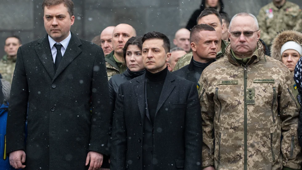Ukrainas president Volodymyr Zelenskyj (i mitten) har avsatt Ruslan Khomochak, chef för den militära generalstaben (till höger). Arkivbild.