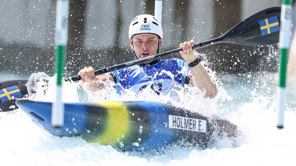 Nyköpingsolympiern Erik Holmer är besviken att missa OS i Paris i sommar. På bilden syns han paddla för Sverige under OS i Tokyo 2021.