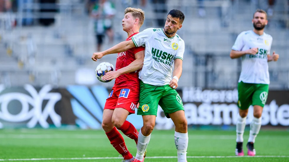 Alexander Fransson och Astrit Selmani i en tuff duell på Tele2 Arena.